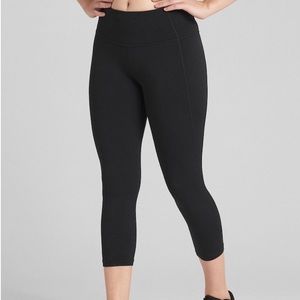 Gap Body Cropped Leggings in Black. Size Small